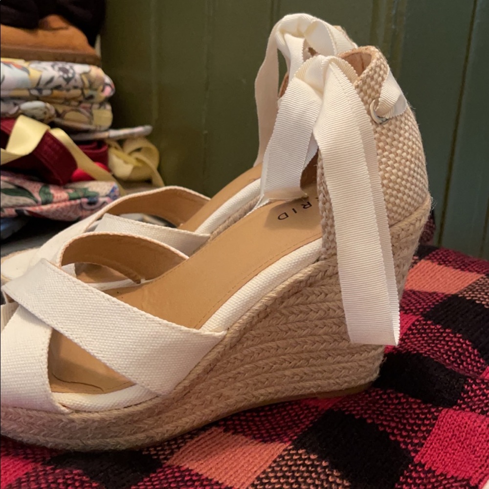 White Wedges